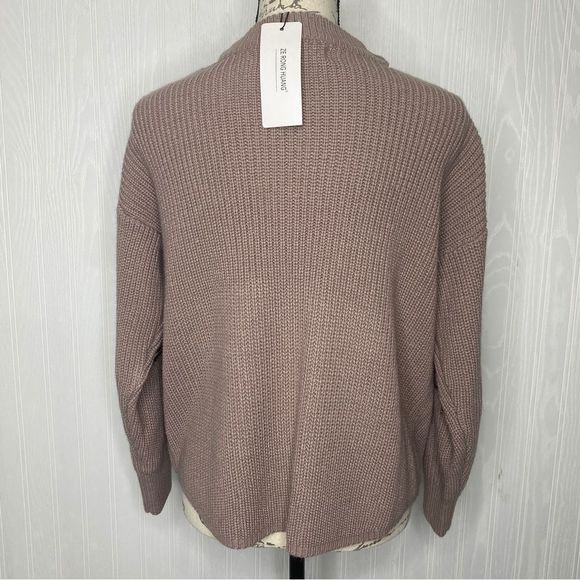 De
Rong Huang Pink Sweater with open neckline and Zippers - Picture 5 of 7